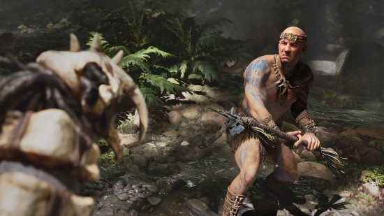 Ark 2 çıkış tarihi: Vin Diesel'e benzeyen bir adam, bir dinozora karşı savaşmak için bir mızrak sallıyor.