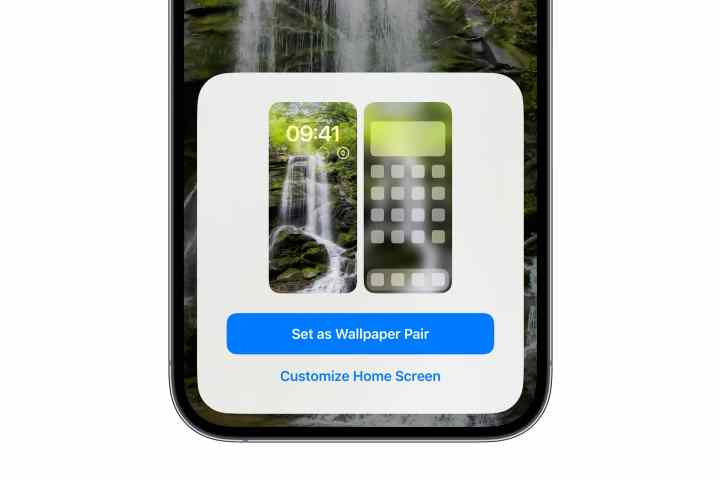 Kilit ekranından duvar kağıdı çiftini ayarlarken ana ekranı özelleştirme seçeneğini gösteren iPhone.