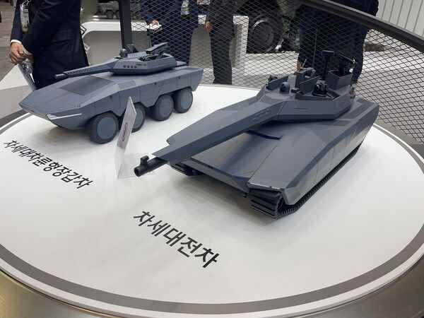 Hyundai, bir hidrojen santrali ile K808 zırhlı personel taşıyıcı konseptini gösterdi.  Prototipin 2026'da piyasaya sürülmesi bekleniyor.
