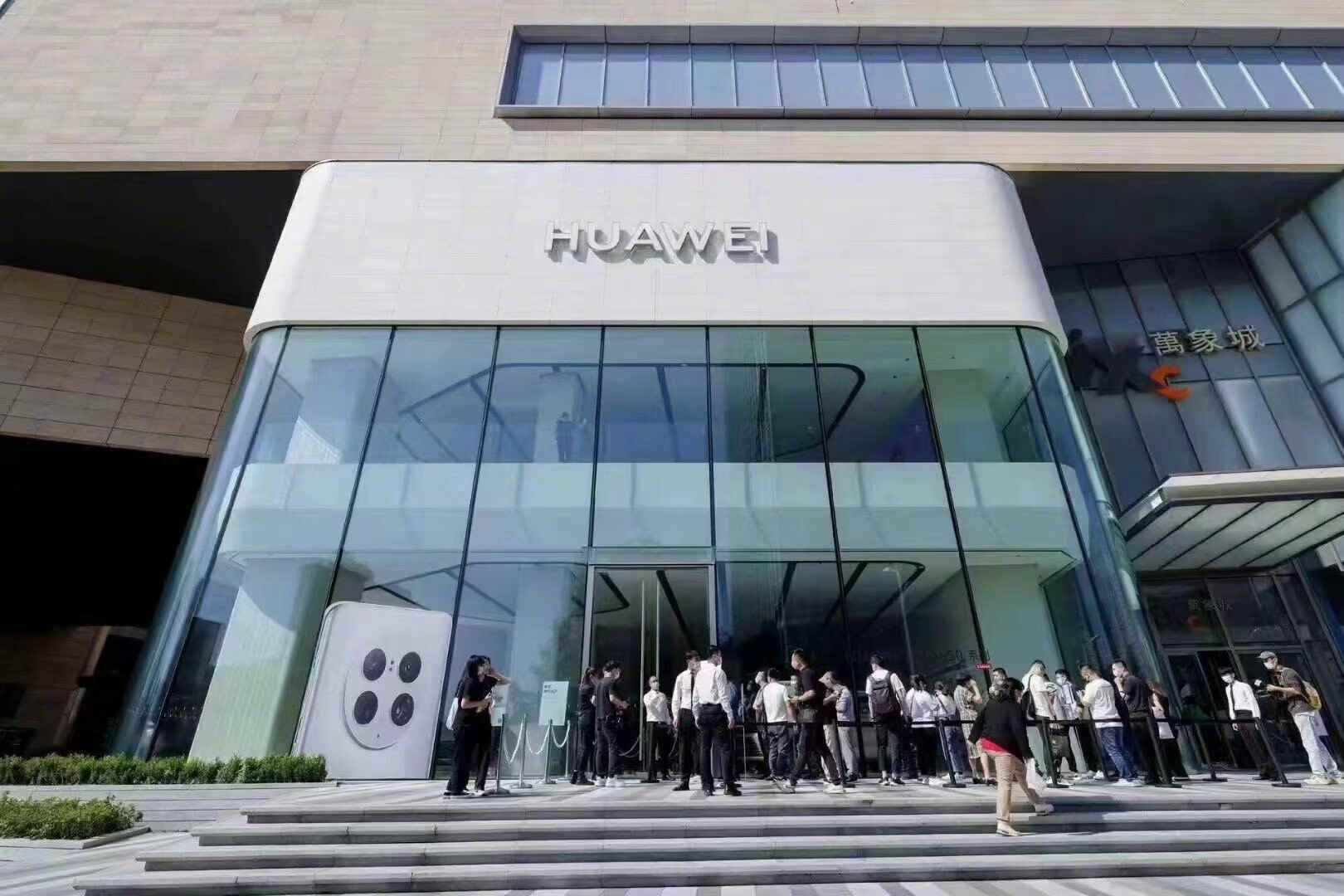 Çin'de tükenen Mate 50 serisini uzun kuyruklar karşılıyor - Uzun kuyruklar, büyük talep şimdi tükenmiş Huawei Mate 50 serisini karşılıyor