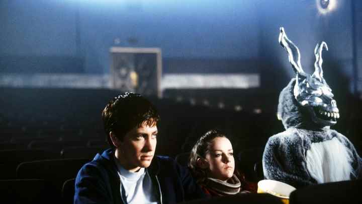 Donnie, Gretchen ve tavşan Frank boş bir sinemada Donnie Darko'da ekrana bakıyorlar.