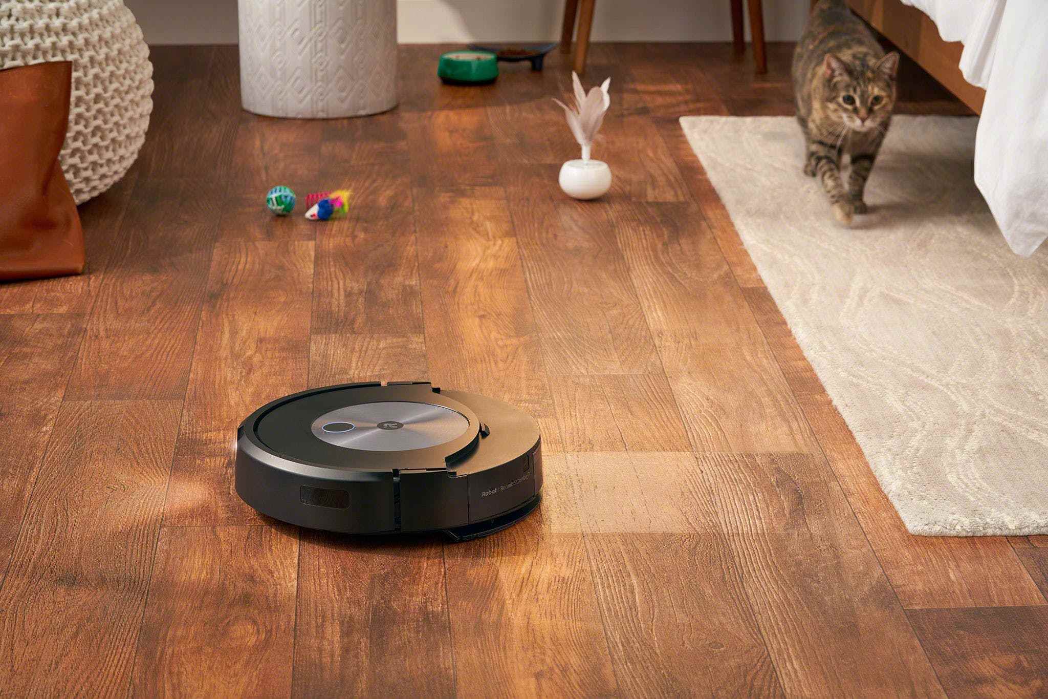 Roomba Combo j7 Plus, herhangi bir kullanıcı müdahalesi olmadan halıyı süpürmekten parke zeminleri paspaslamaya kadar gidebilir.