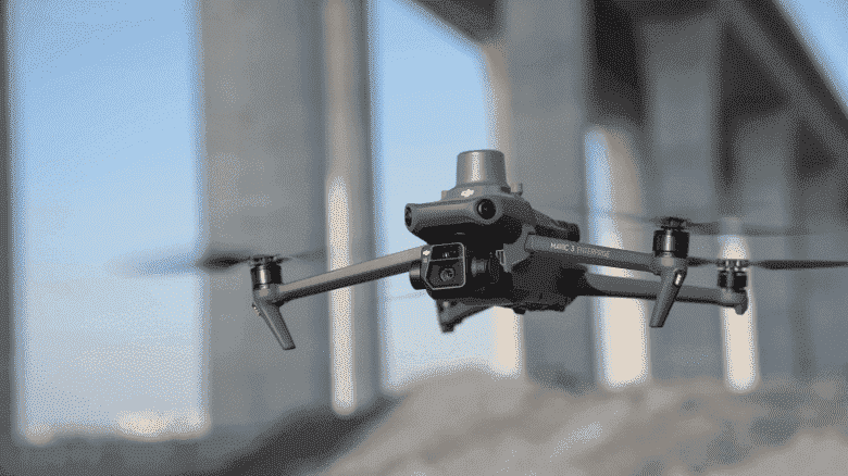 DJI Mavic 3E ve Mavic 3T drone'ları tanıtıldı.  İkincisi üç kameraya ve 56x yakınlaştırmaya sahip