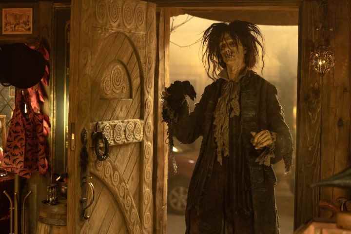Doug Jones, zombileşmiş Billy Butcherson olarak Hocus Pocus 2'den bir sahnede bir kapı açar.