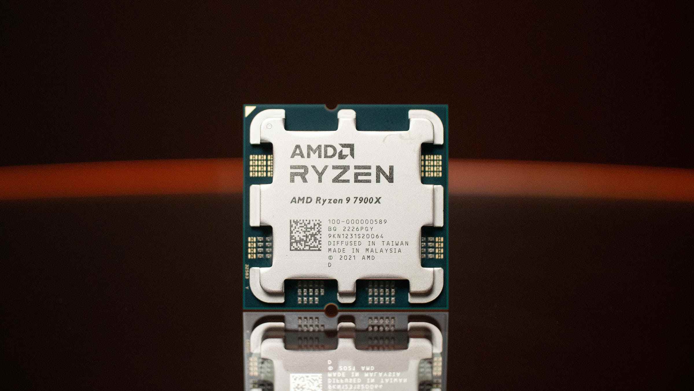Kutudan çıkan AMD'nin en yeni Ryzen 9 7900X'inin fotoğrafı