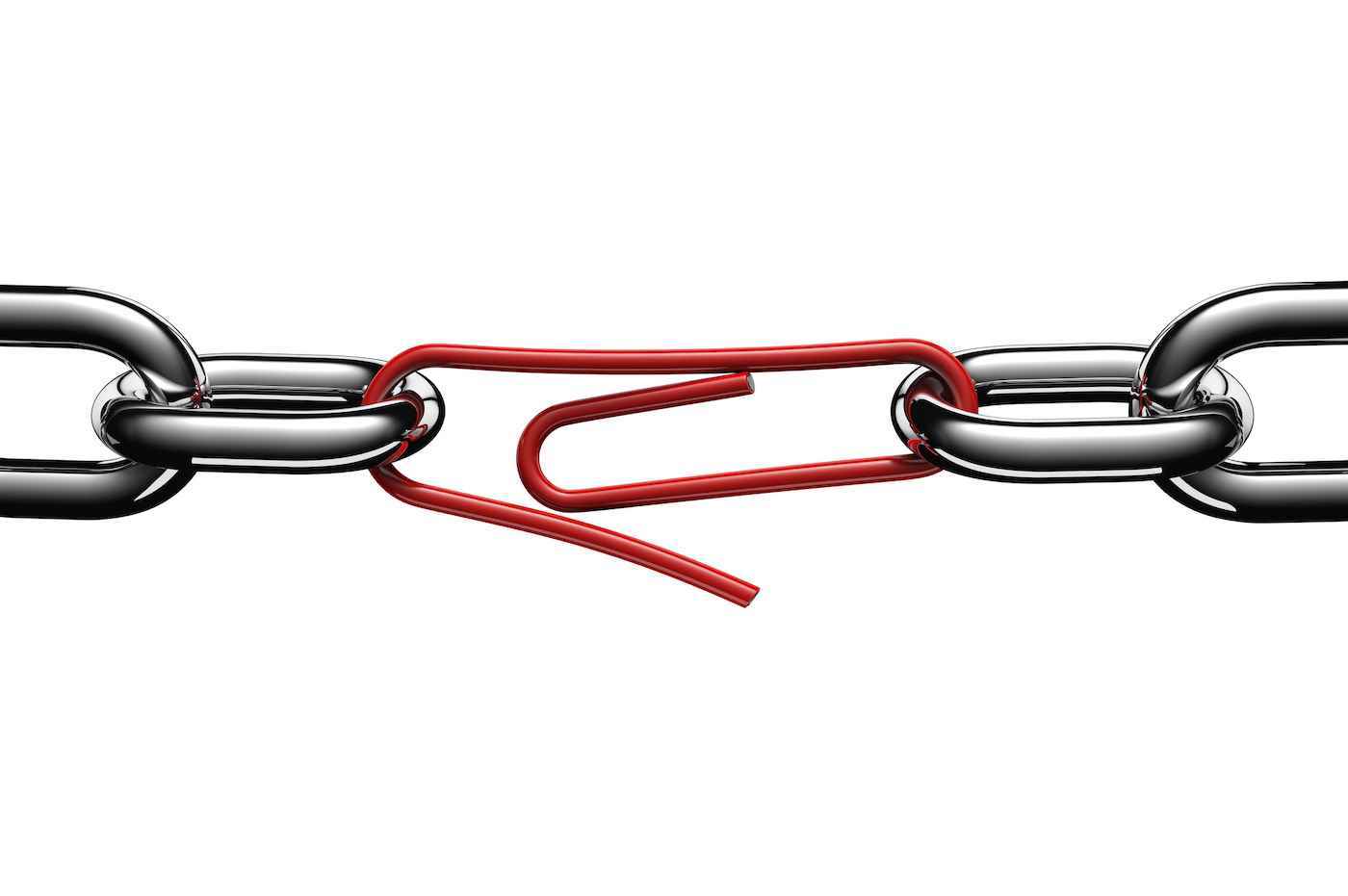 Beyaz arka planda kırmızı bir ataçla ortada birbirine bağlanan çelik zincir bağlantıları, kesilmiş
