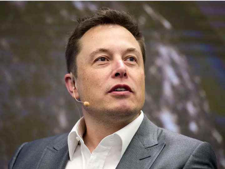 Elon Musk, gecikmeden sonra Tesla'nın insansı robotunu sergilemeye başladı