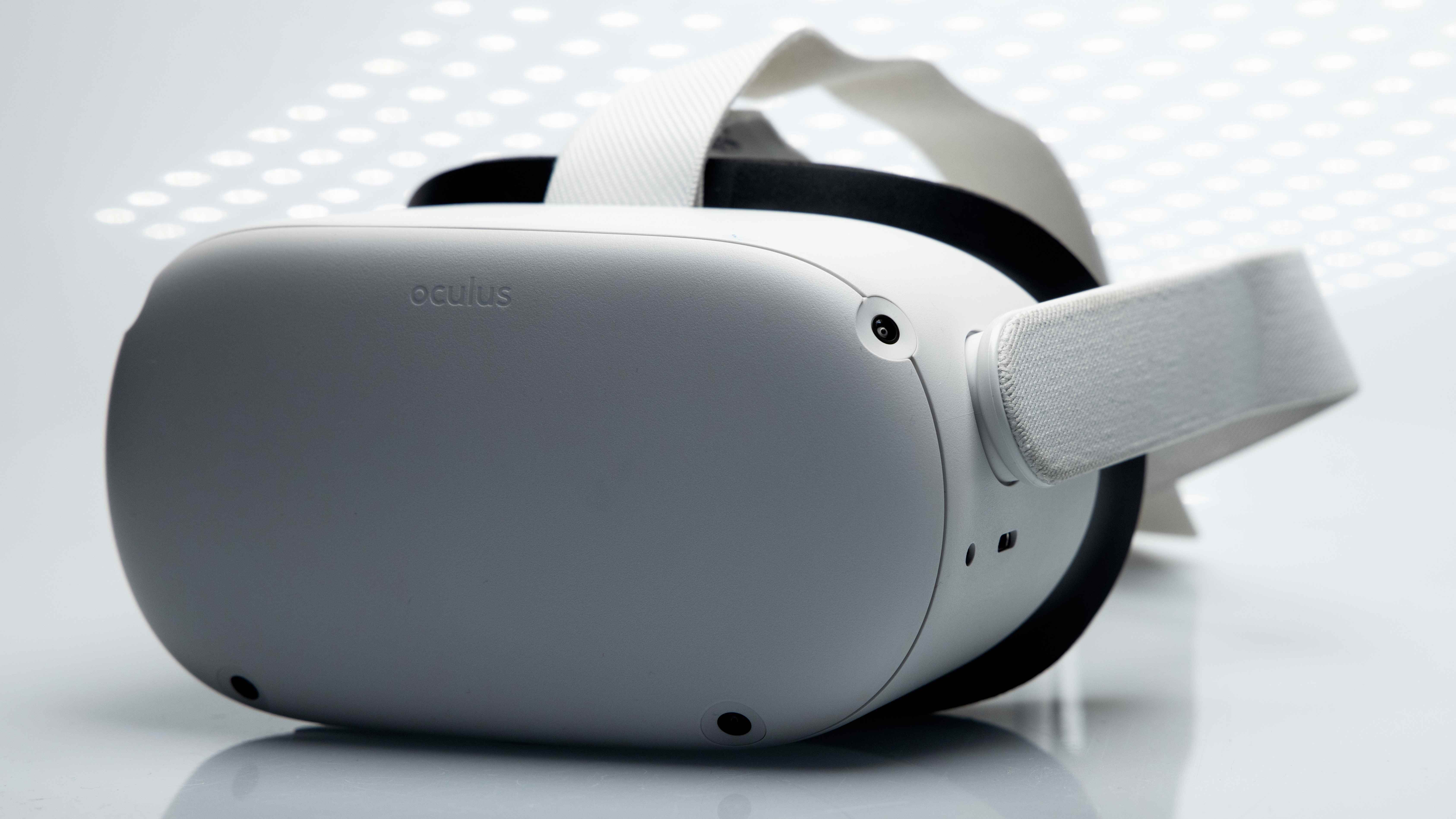 Oculus Quest 2 sanal gerçeklik başlığı, parlak fütüristik ışıklarla beyaz arka planda oturuyor
