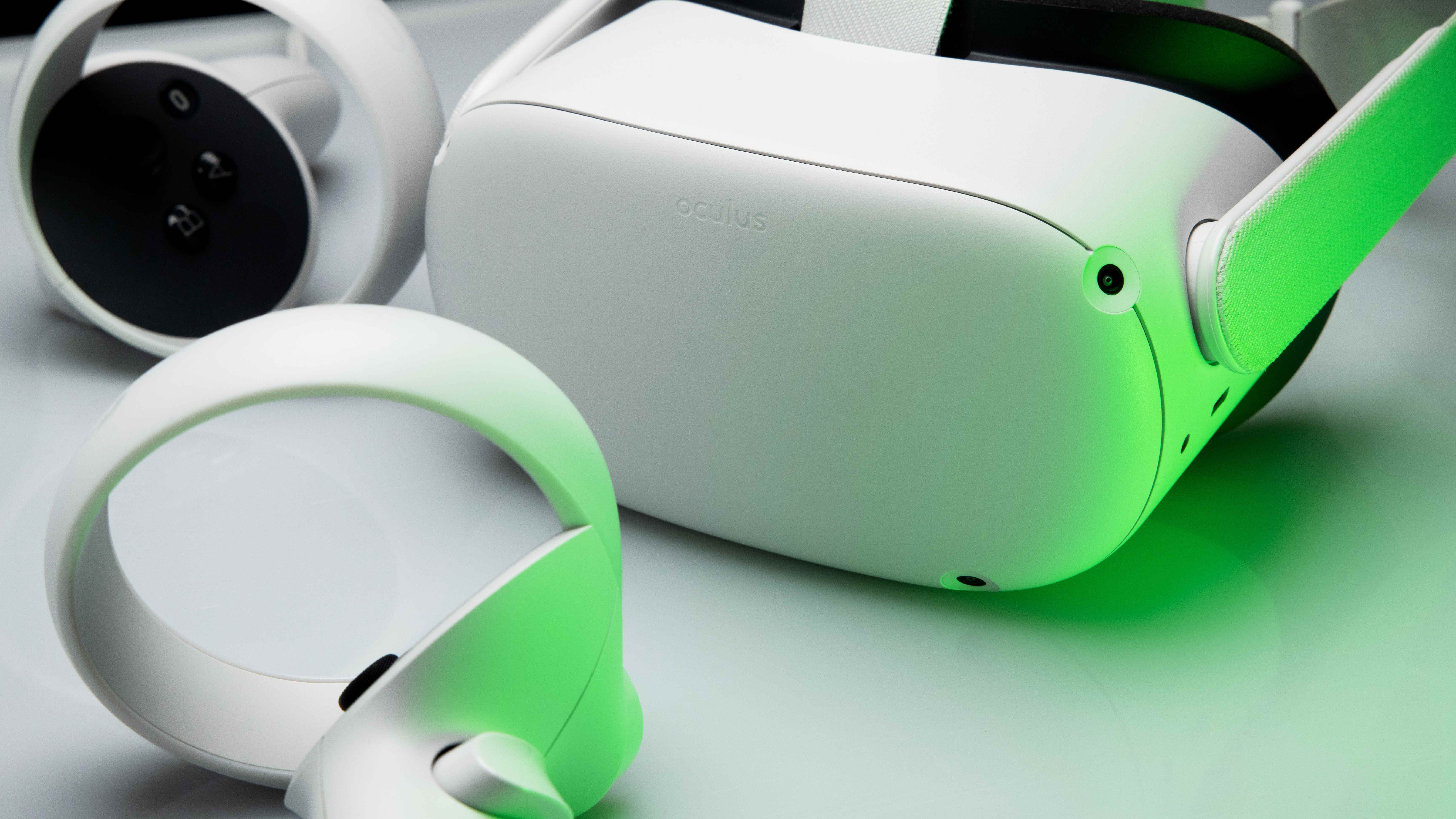 Yeşil ışık altında Oculus Quest 2 sanal gerçeklik başlığı