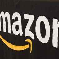 Siyah arka planda Amazon logosu.