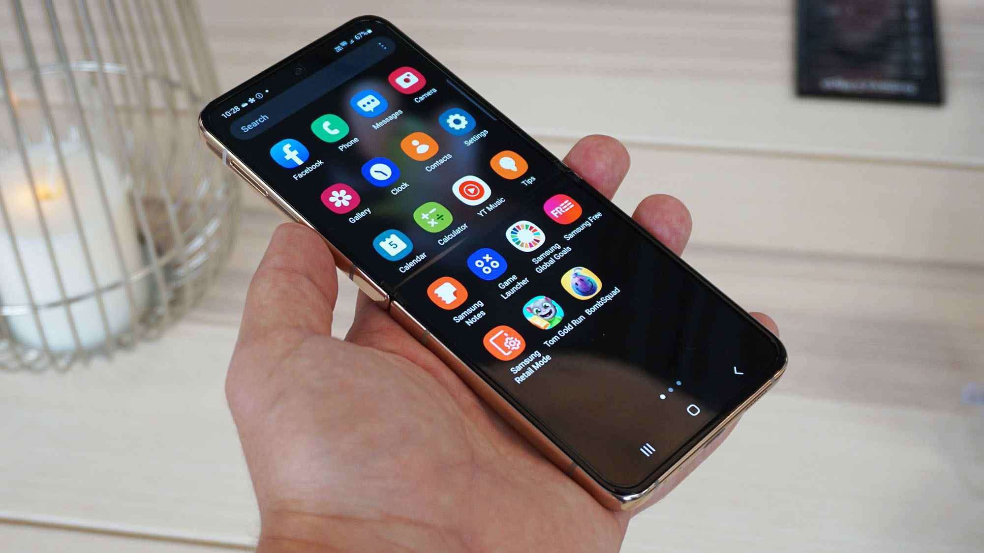 Samsung Galaxy Z Flip 4 eller bej ön kısımda açılı