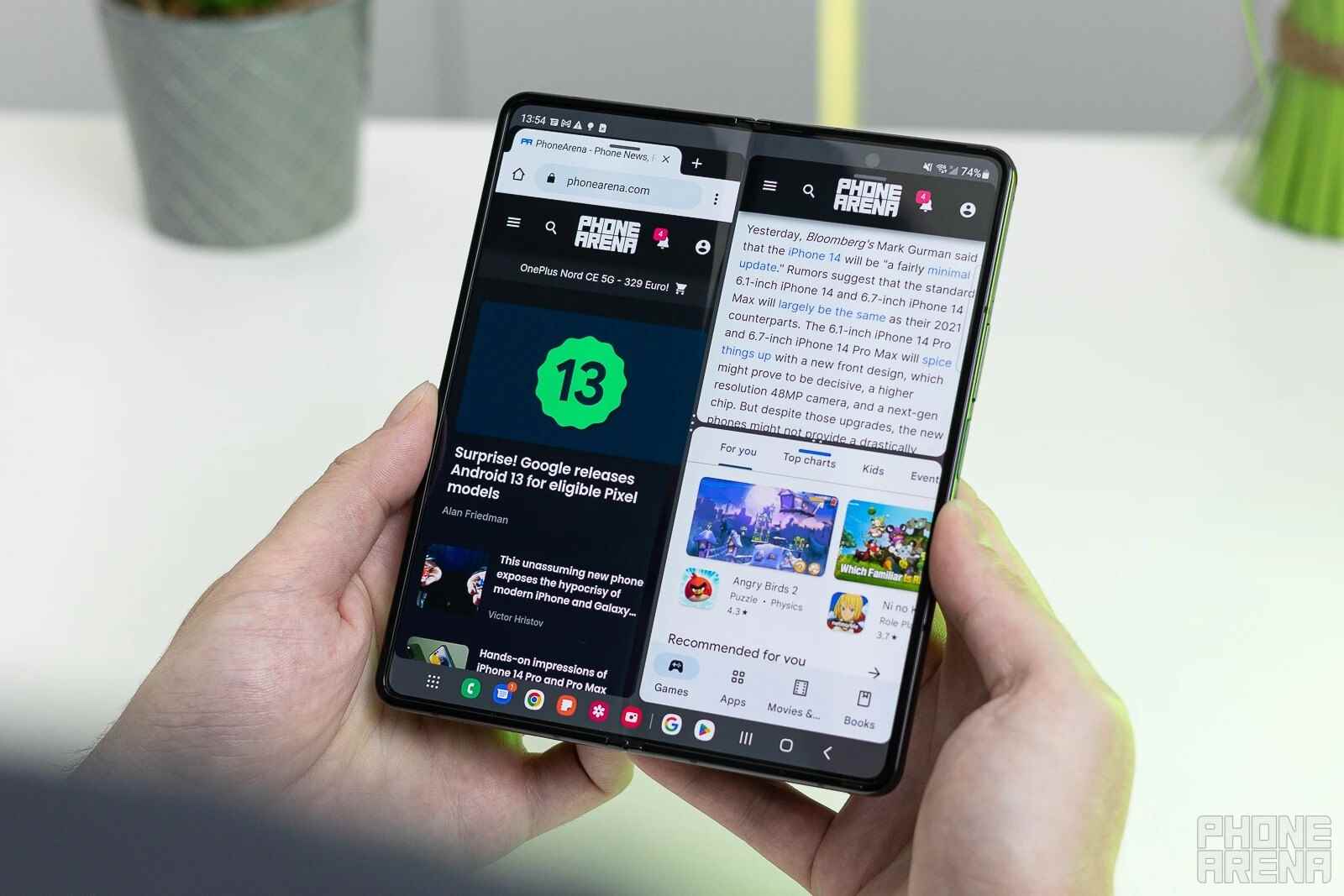 (Resim kredisi - PhoneArena) Samsung Galaxy Z Fold 4'te görüntülenen Android 12L görev çubuğu - Samsung, eski katlanabilirler ve Galaxy Watch 4 için büyük güncellemeler sunmaya başladı