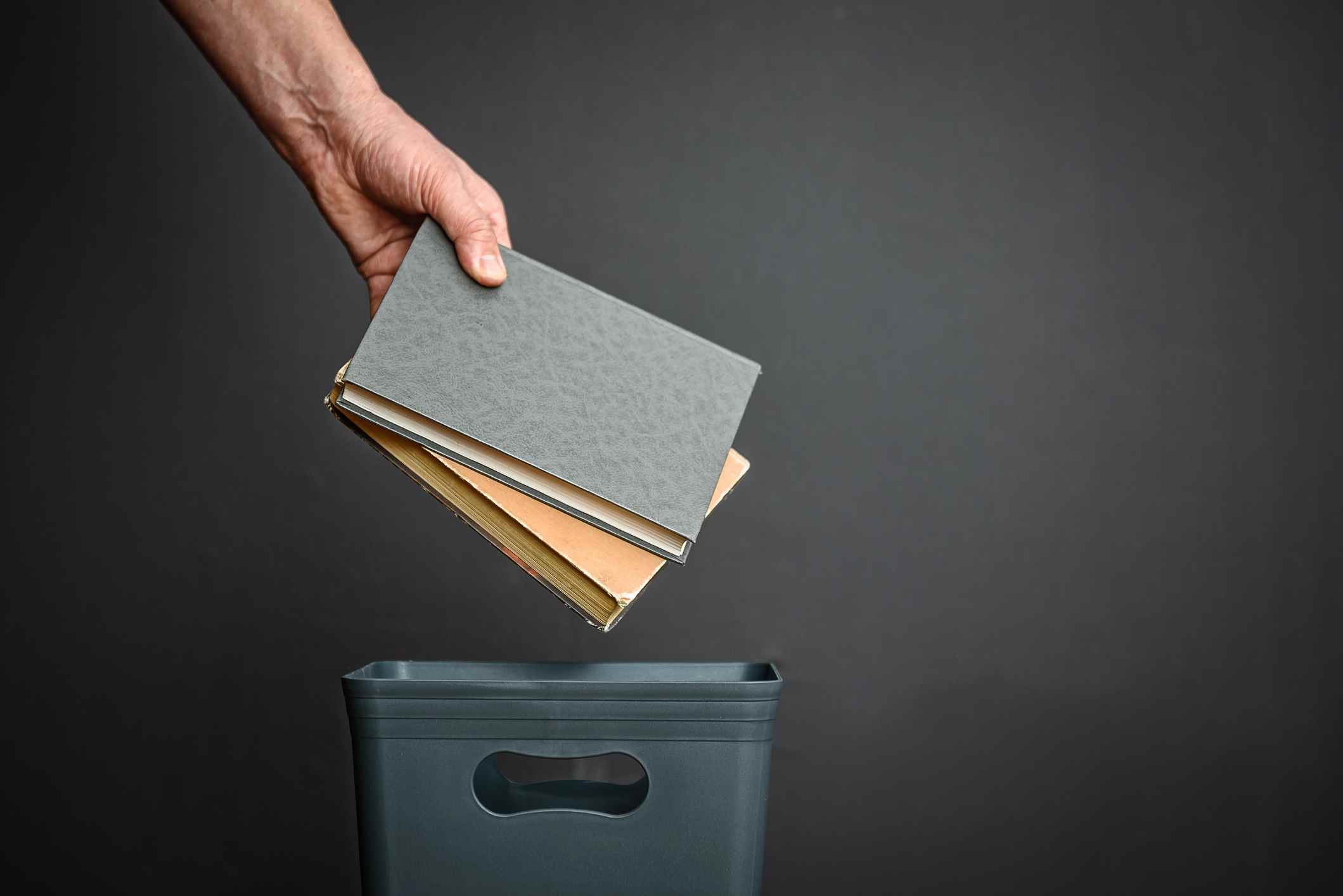 eski kitapları çöpe atmak;  2021 bağış toplama patlamasından ders alın