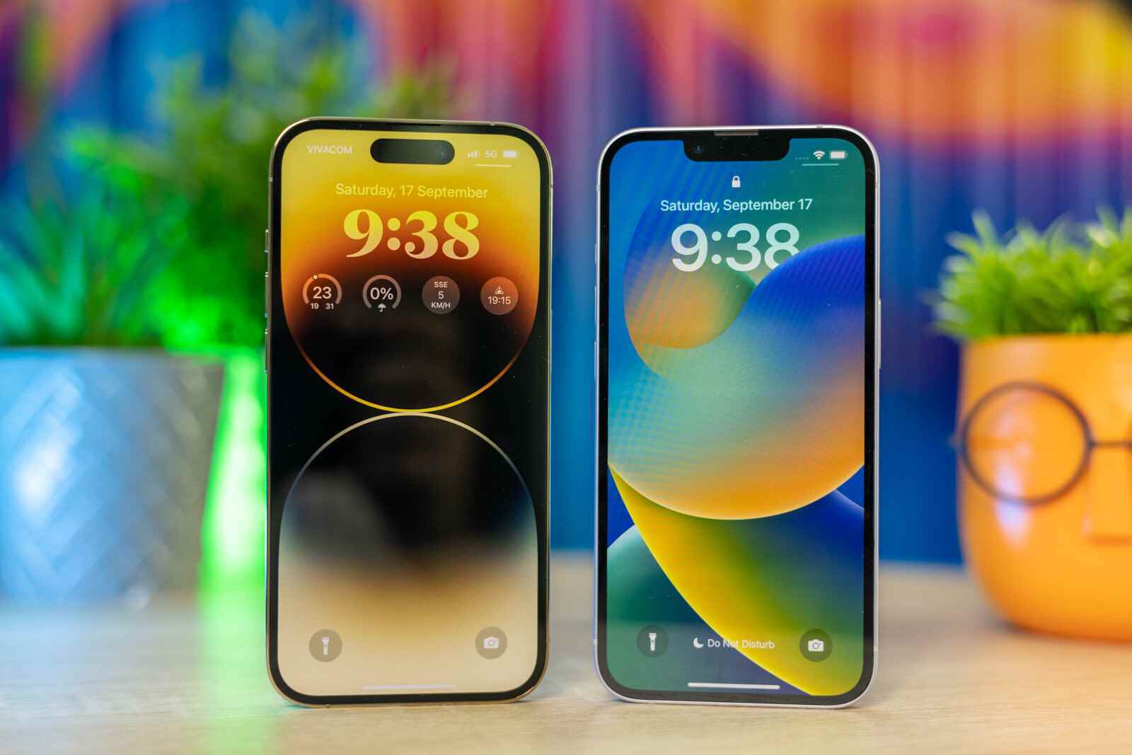 iPhone 14 Pro solda, iPhone 14 sağda - Verizon'daki Apple iPhone 14 Pro ve Pro Max kullanıcıları 5G bağlantı hatası yaşıyor