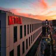 Güneş doğarken binadaki Netflix logosu