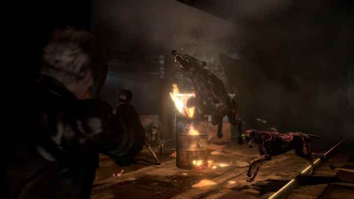 Leon S Kennedy, Resident Evil 6'da bir köpeği vuruyor.
