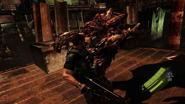 Chris Redfield, Resident Evil 6'da mutasyona uğramış bir zombiyi yumrukluyor.