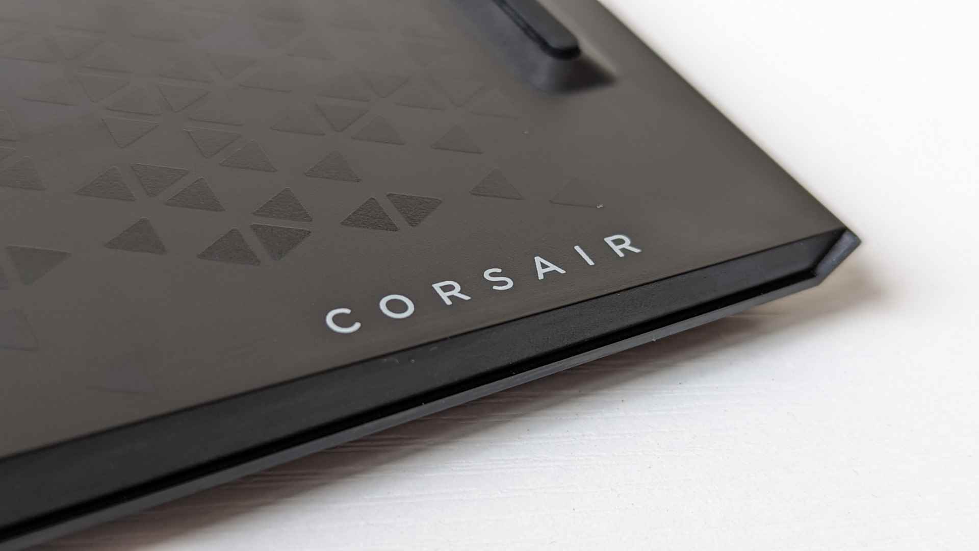 Corsair logosunun basıldığı K100 Air oyun klavyesinin alt tarafı