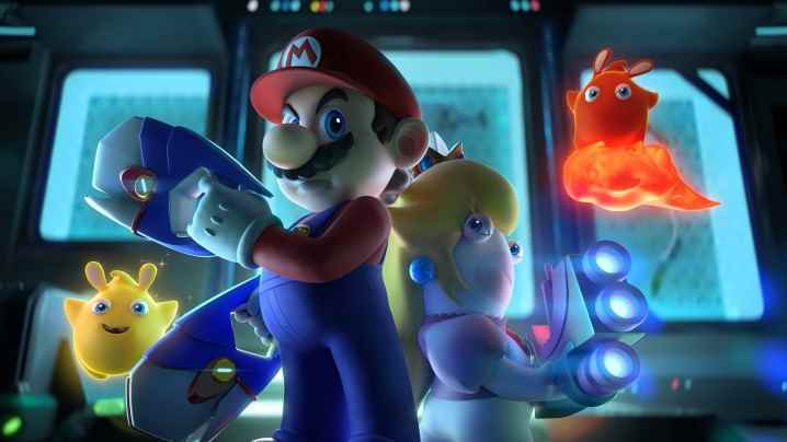 Mario ve Rabbid Peach sırt sırta duruyor.