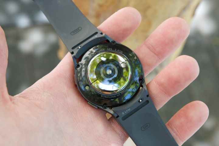Galaxy Watch 5'in arkasındaki BioActive sensörü.