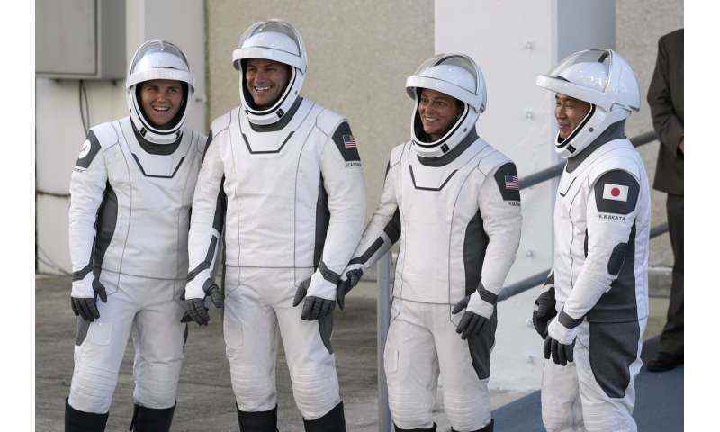 SpaceX, Rus ve Kızılderili kadınlarını istasyona teslim ediyor