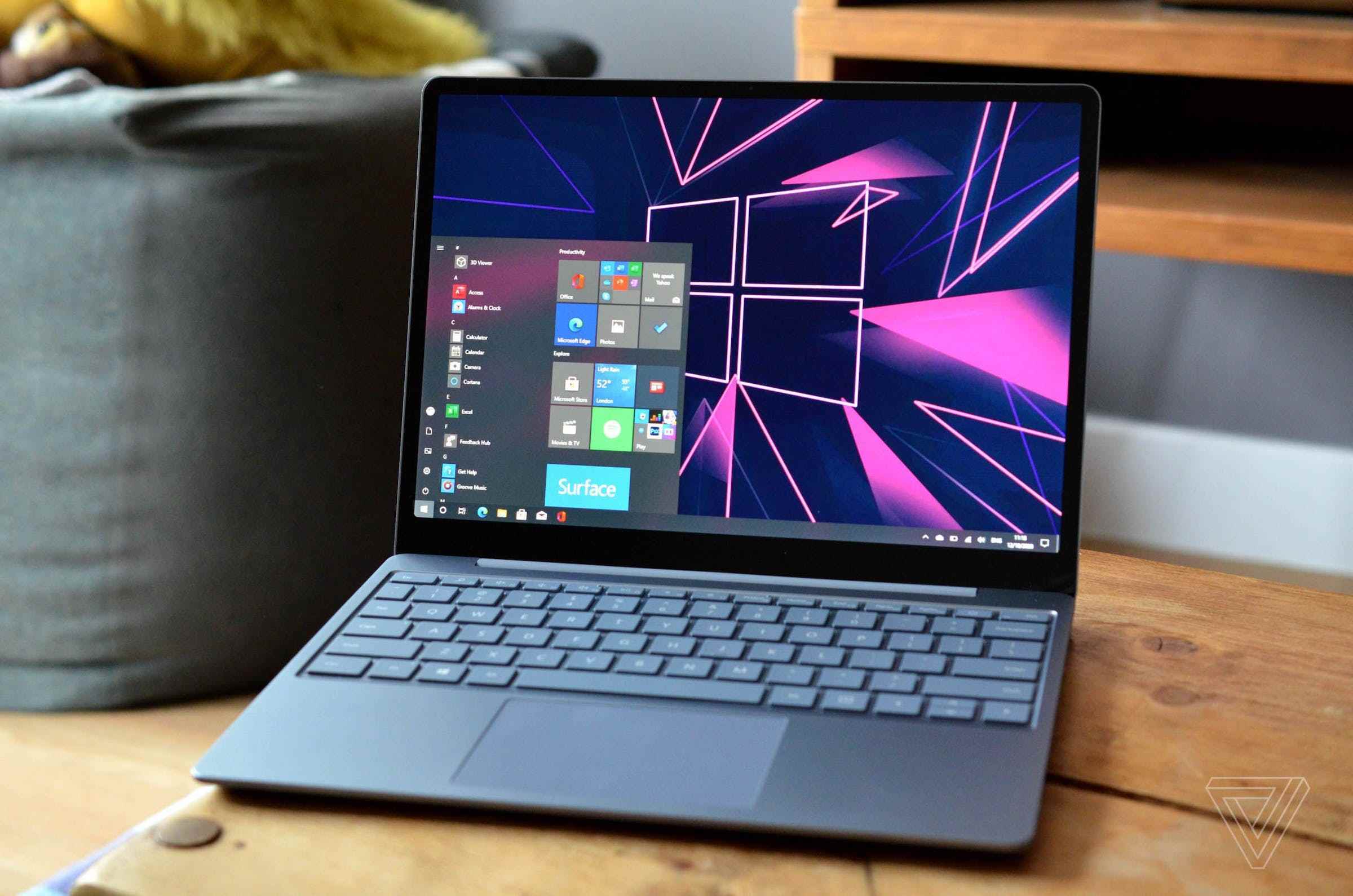 Surface Laptop Go hafifçe sola doğru açılı.