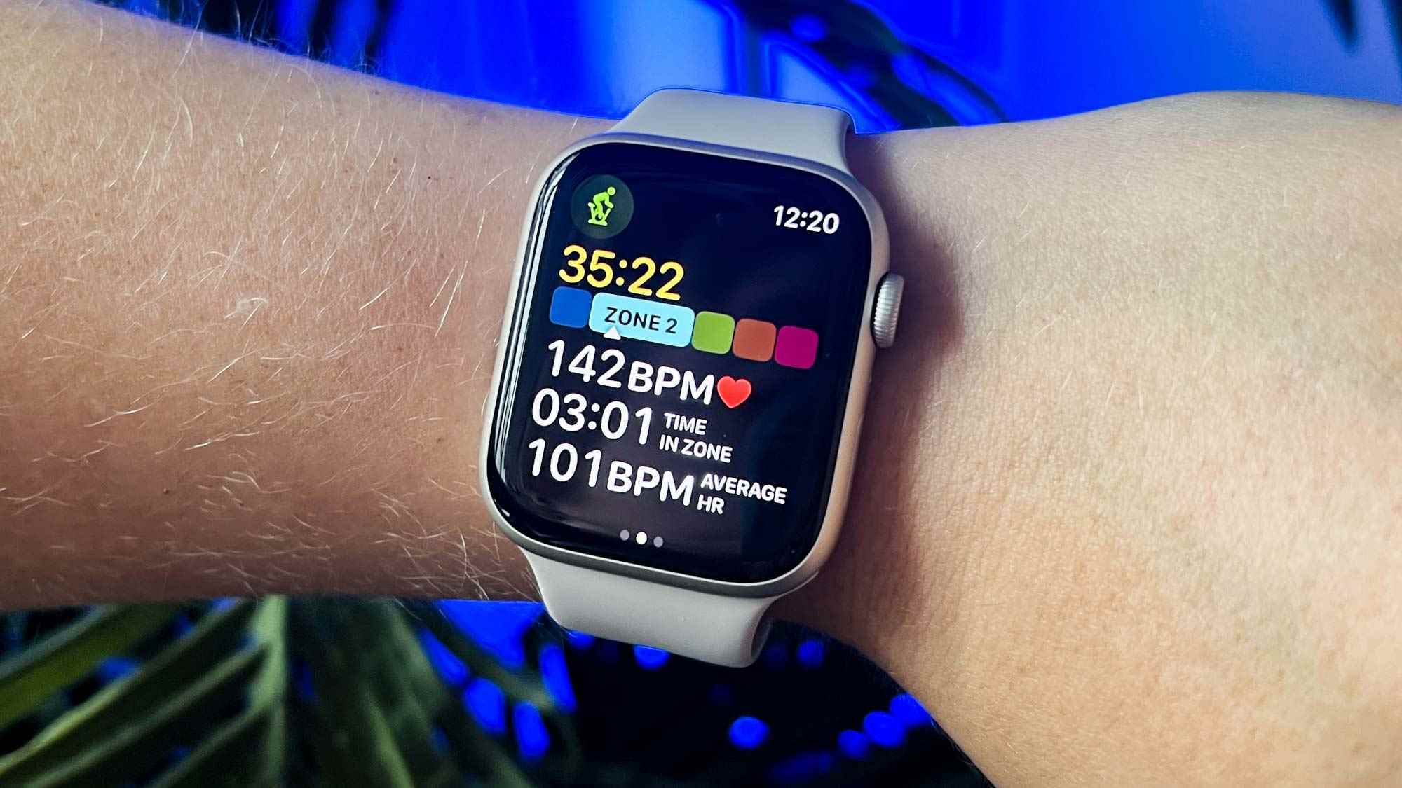 Bilekte gösterilen Apple Watch Series 8