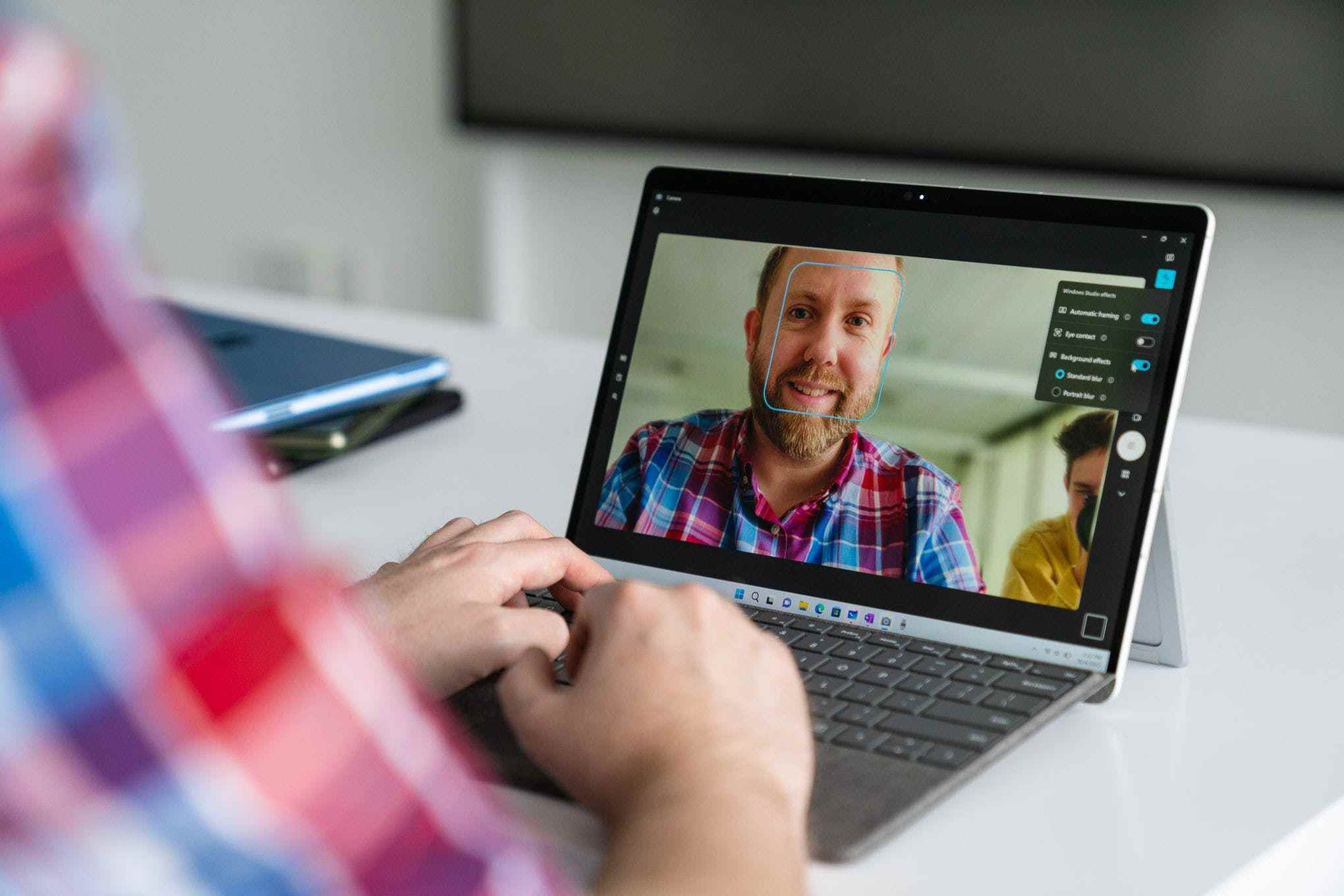 SQ3 özellikli Surface Pro 9, sesli ve görüntülü aramaları artıran özel bir çipe sahiptir.