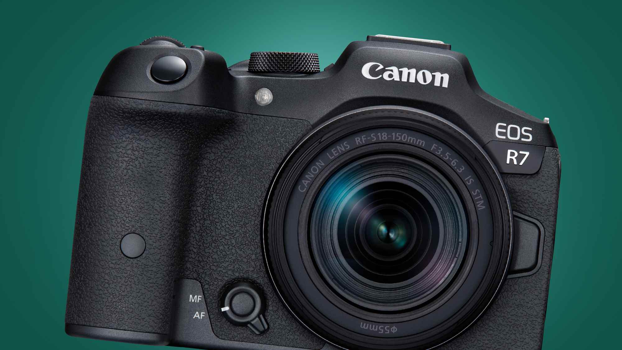Yeşil bir arka plan üzerinde Canon EOS R7 kamera