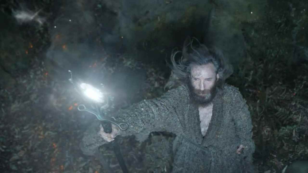 The Stranger, The Rings of Power bölüm 8'de The Dweller'ın asasını Mystics'e karşı kullanıyor