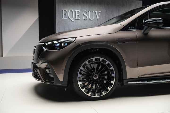 2023 Mercedes-Benz EQE SUV üzerindeki 22 inçlik bir tekerleğin yakından görünümü.