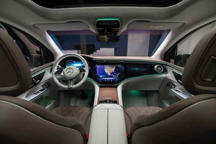 2023 Mercedes-Benz EQE SUV'nin içi.