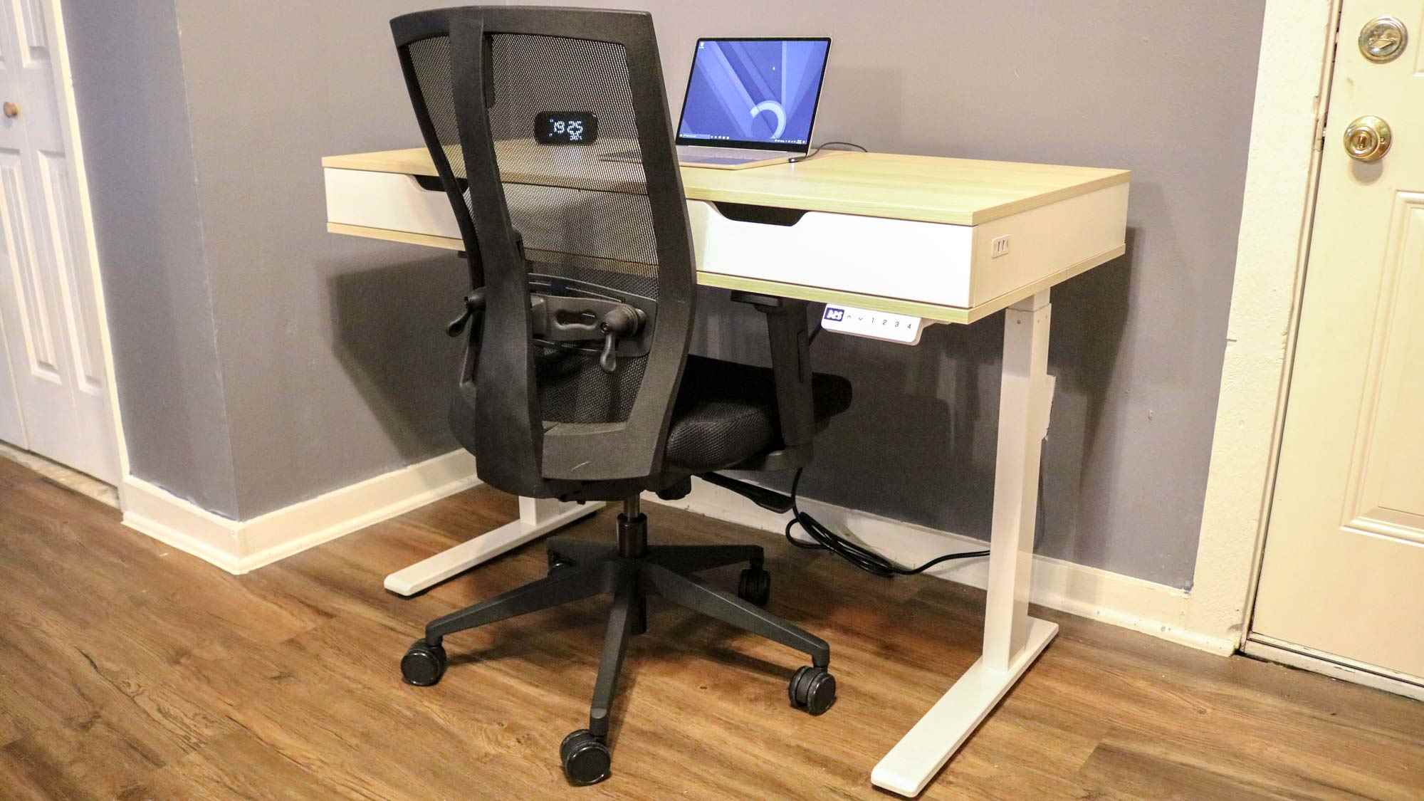 Realspace Akıllı Elektrikli Yüksekliği Ayarlanabilir Masa, dizüstü bilgisayar ve ofis koltuğu ile