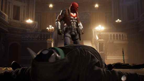 Gotham Knights - Red Hood, nakavt edilmiş bir düşmanın üzerinde duruyor