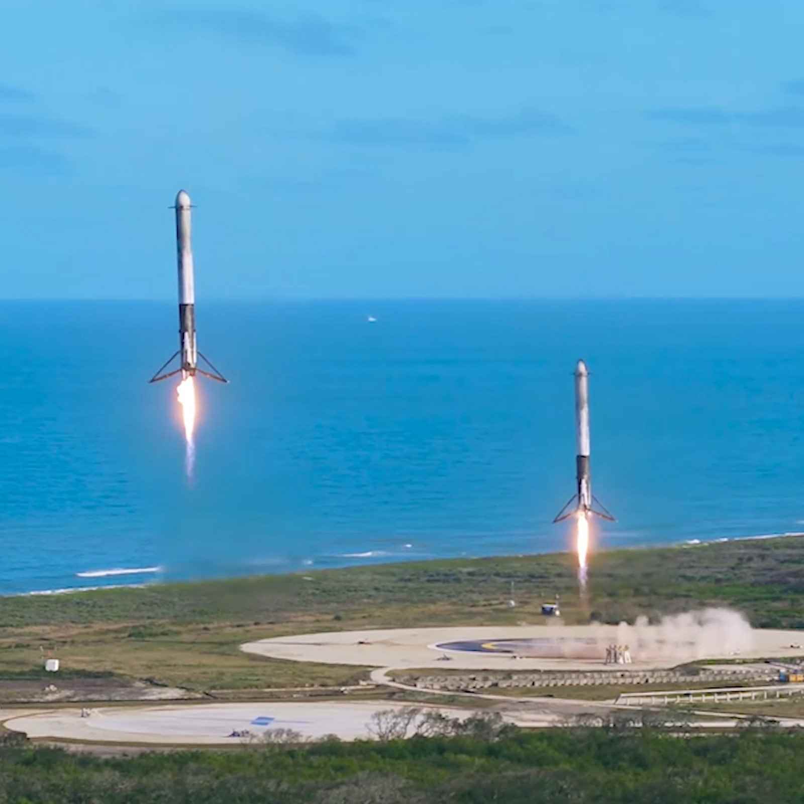 Falcon 9'lar fırlatıldıktan sonra iniş yapıyor.