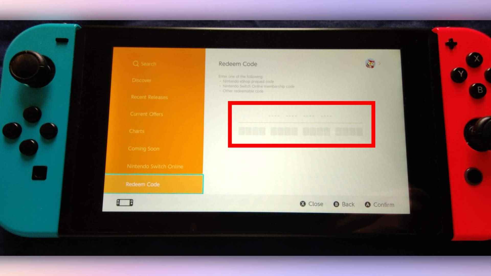 Bir Nintendo Switch konsolunun fotoğrafı.  Ekranda kod girmek için bir kutu vurgulanır.