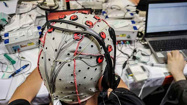 Rus bilim adamları, dronları düşünce gücüyle kontrol etmek için bir nörokask yarattılar