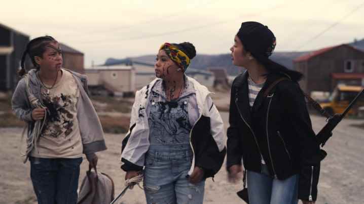 Slash/Back filminden bir sahnede üç genç kız sokakta yürürken tartışırlar.