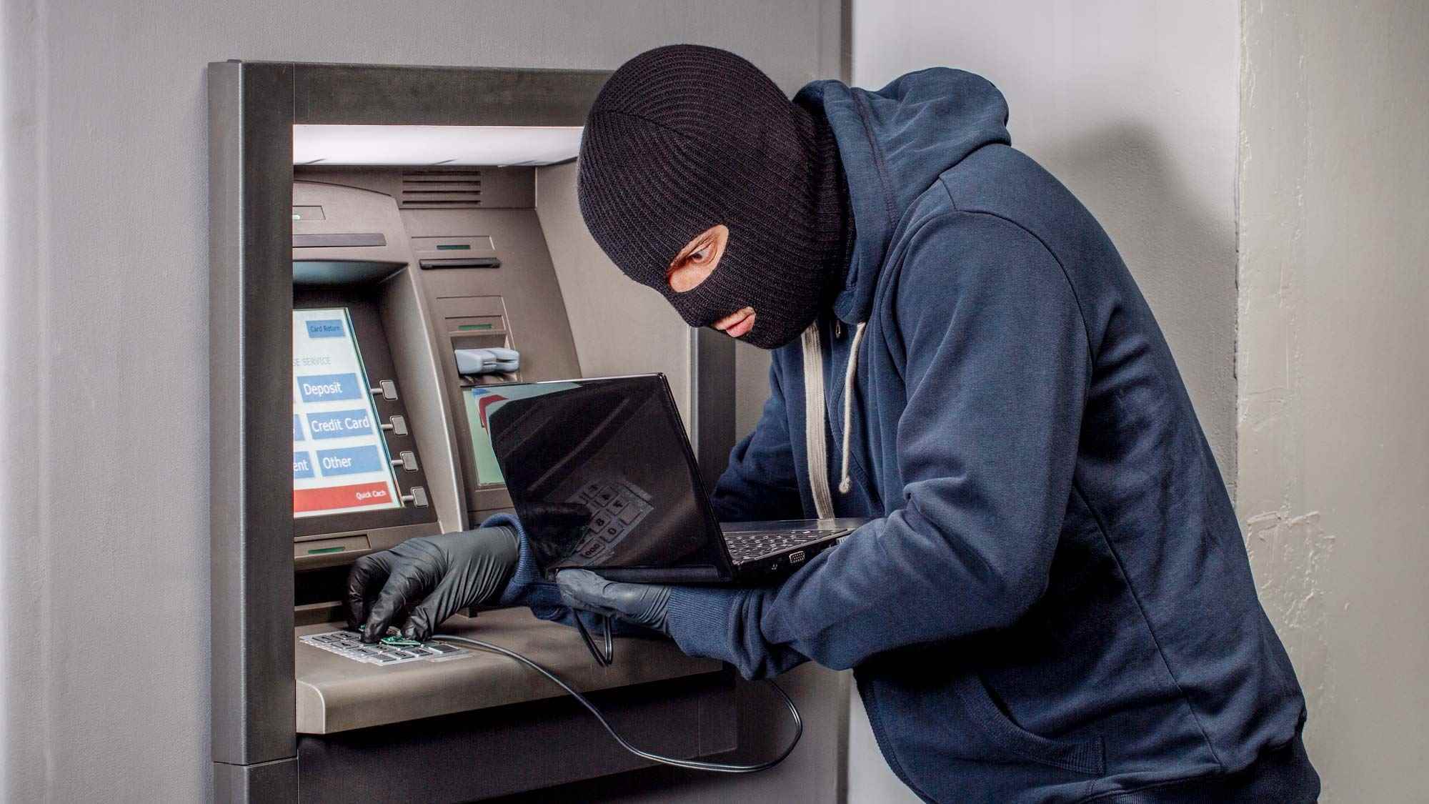 ATM'ye kredi kartı skimmer takan bir hırsız