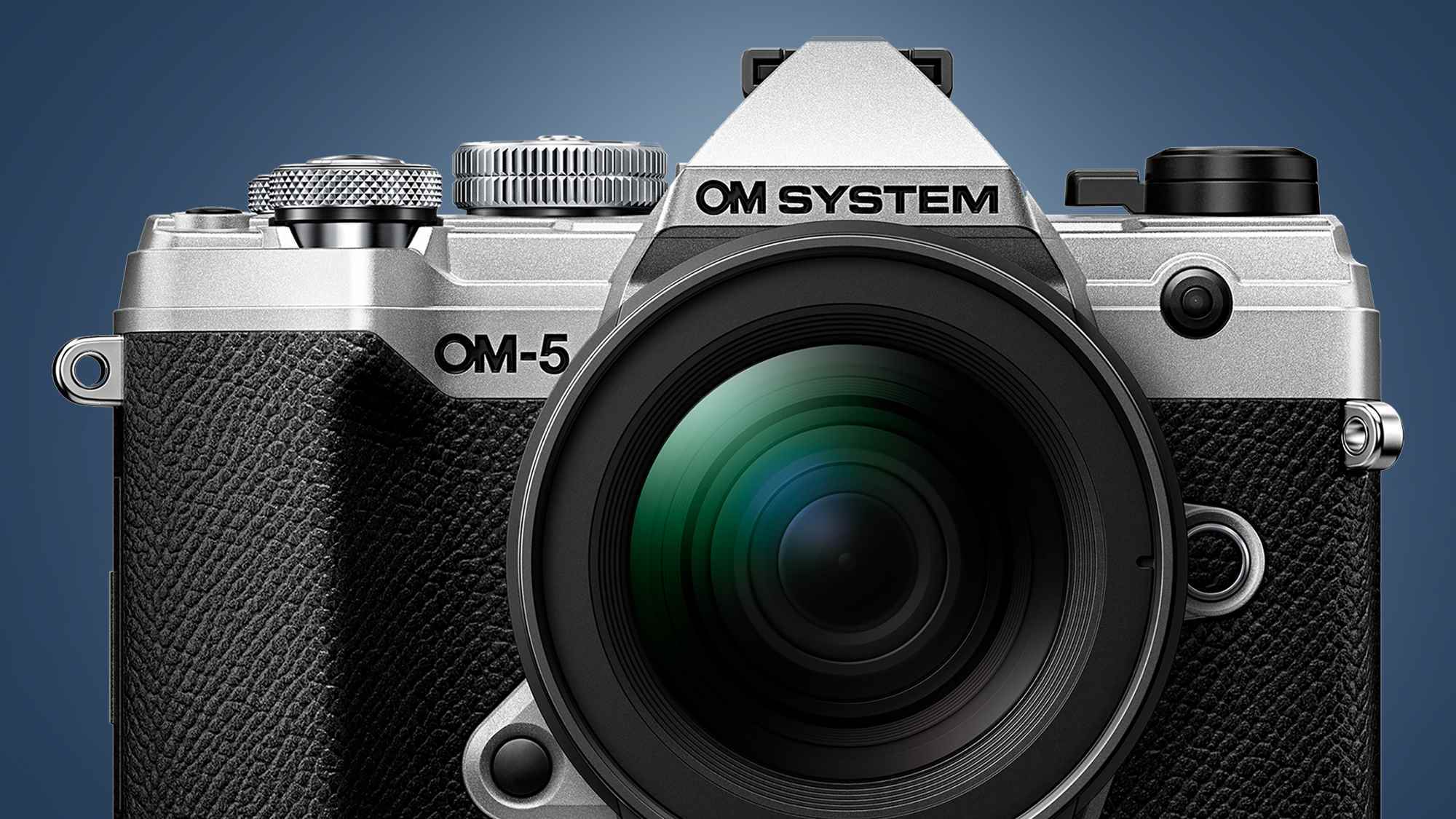 Mavi bir arka plan üzerinde OM System OM-5 kamera