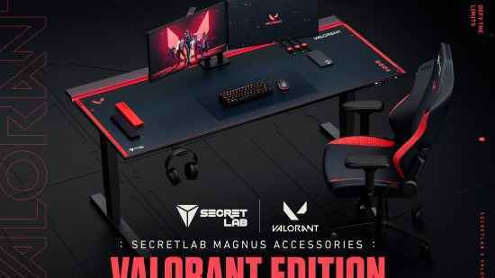 Silah arkadaşı olan bir oyun koltuğu ve üzerinde iki monitör, bir klavye ve bir fare bulunan bir oyun masası içeren Secretlab Valorant koleksiyonu