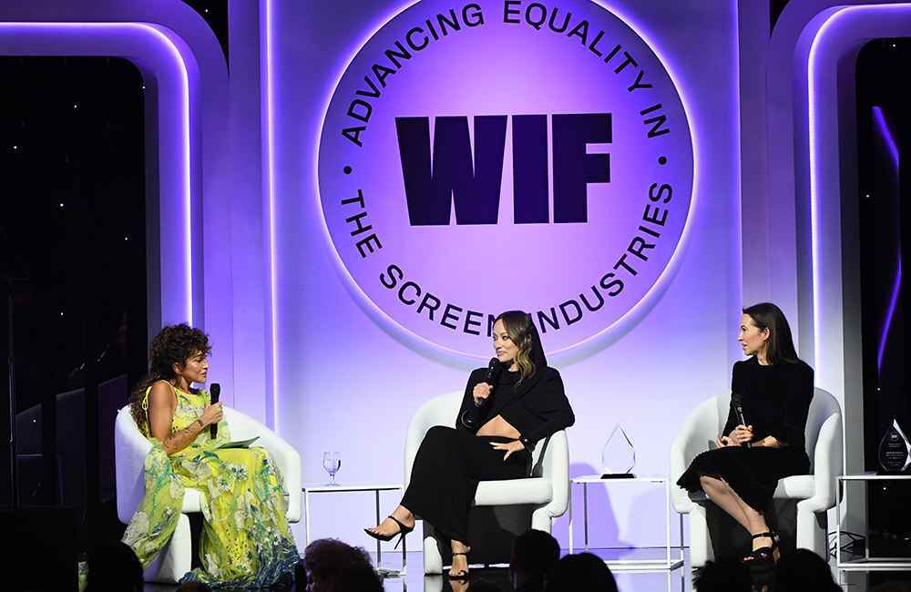(LR) Reed Morano, Olivia Wilde ve Katie Silberman, 27 Ekim 2022'de Beverly Hills, California'da The Beverly Hilton'da 2022 WIF Honors sırasında sahnede konuşuyorlar.