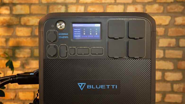 Bluetti AC200Max Ön ve Ekran