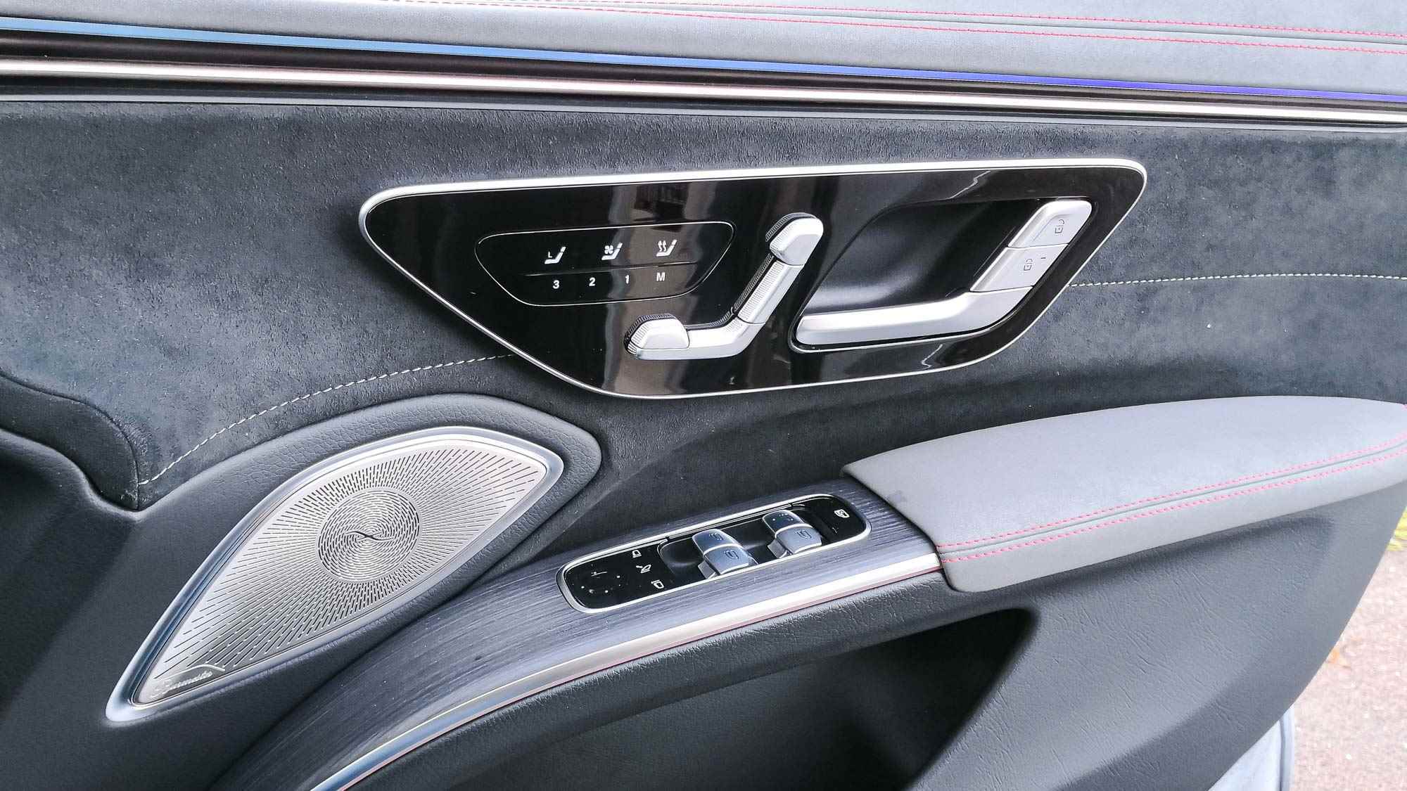 Mercedes Benz EQS Sedan park edilmiş kapı kolu
