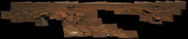 Azim gezicisi, Dünya'ya geri getirmek için Mars'tan kaya örnekleri topluyor