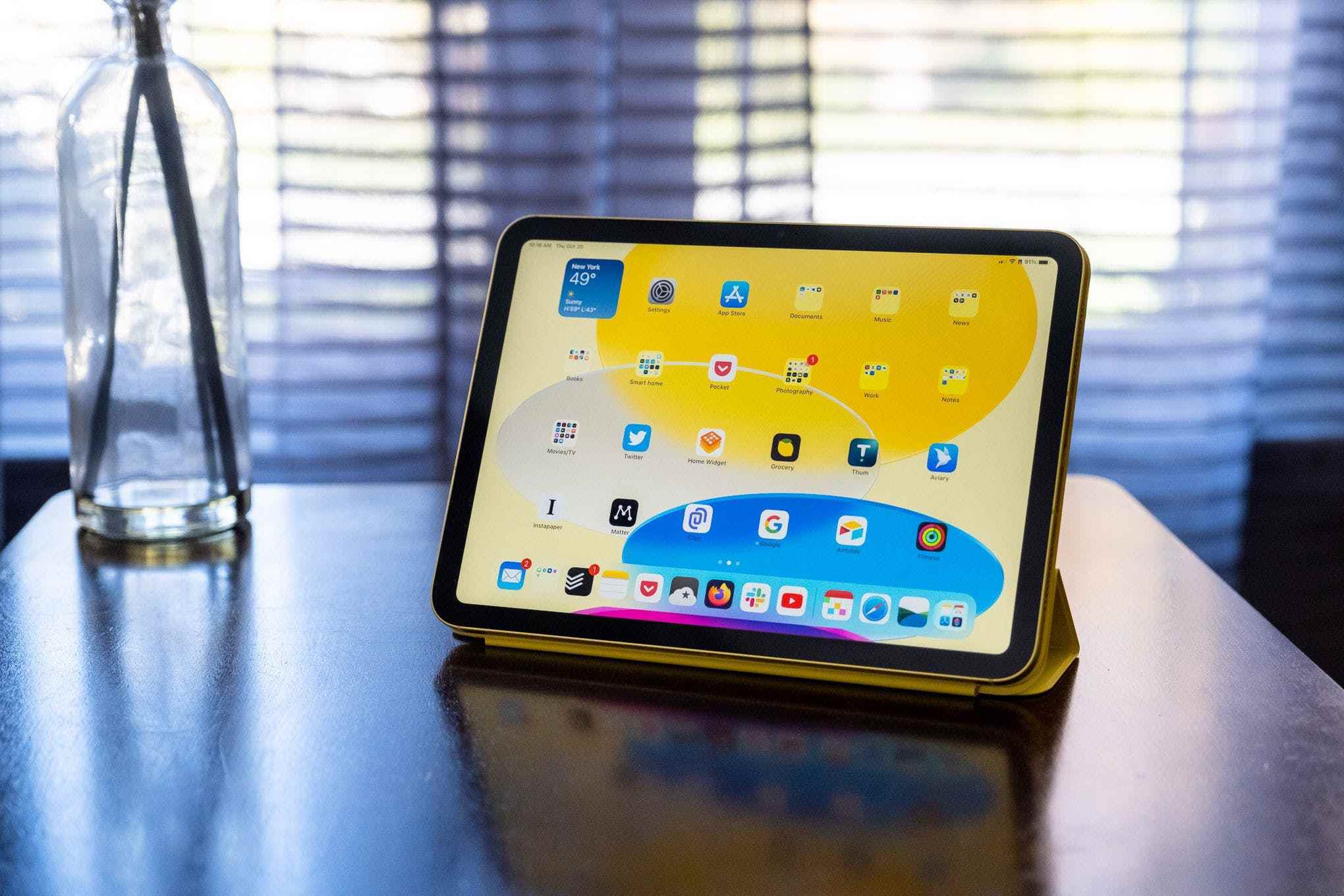 Ahşap bir masa üzerinde bir Apple Smart Folio'da 10. nesil bir iPad.