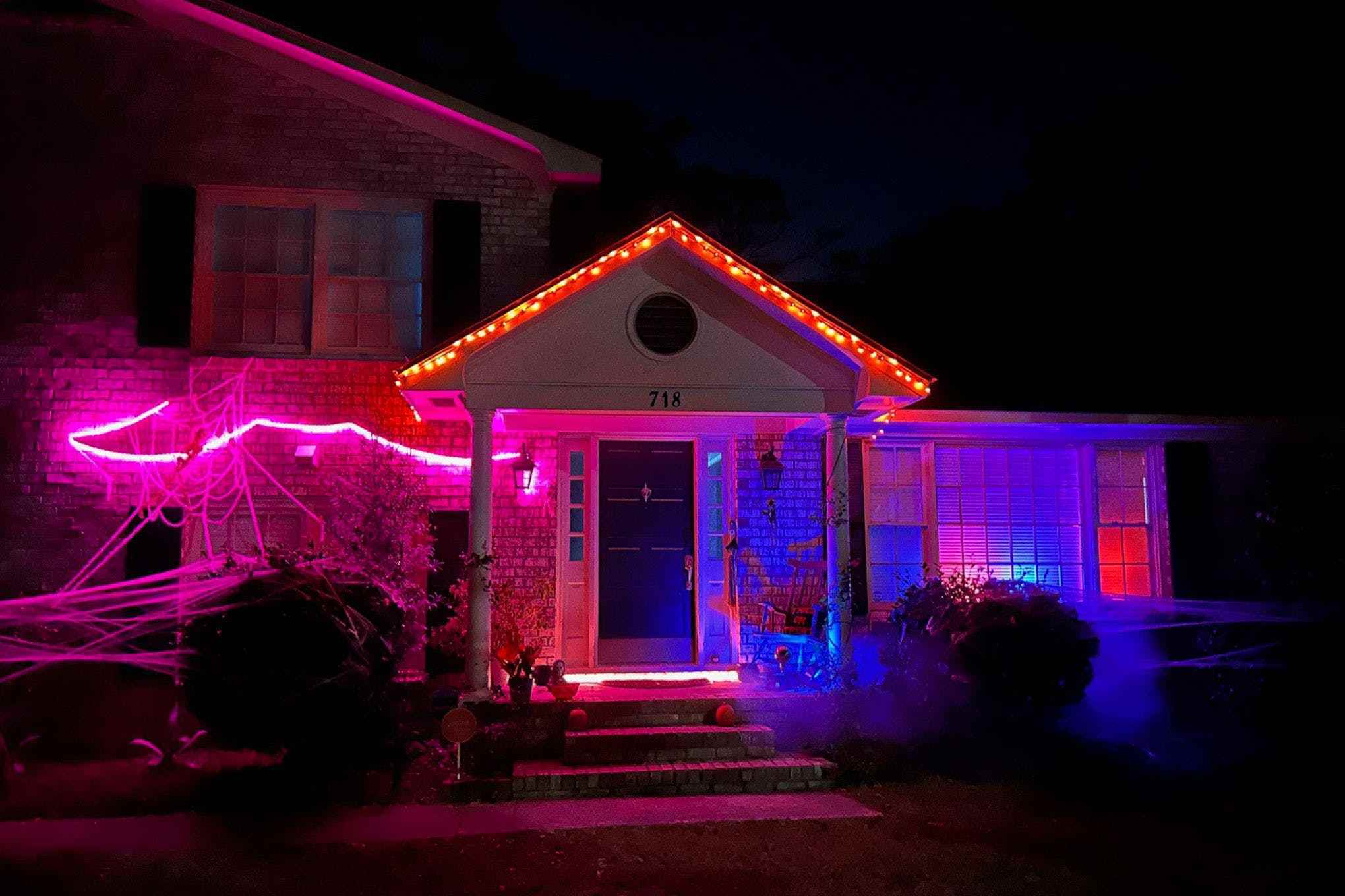 Çok renkli, ürkütücü aydınlatmaya sahip bir ev