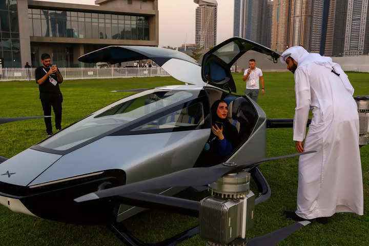 Çinli 'uçan araba' Dubai'de ilk halka açık uçuşunu yaptı
