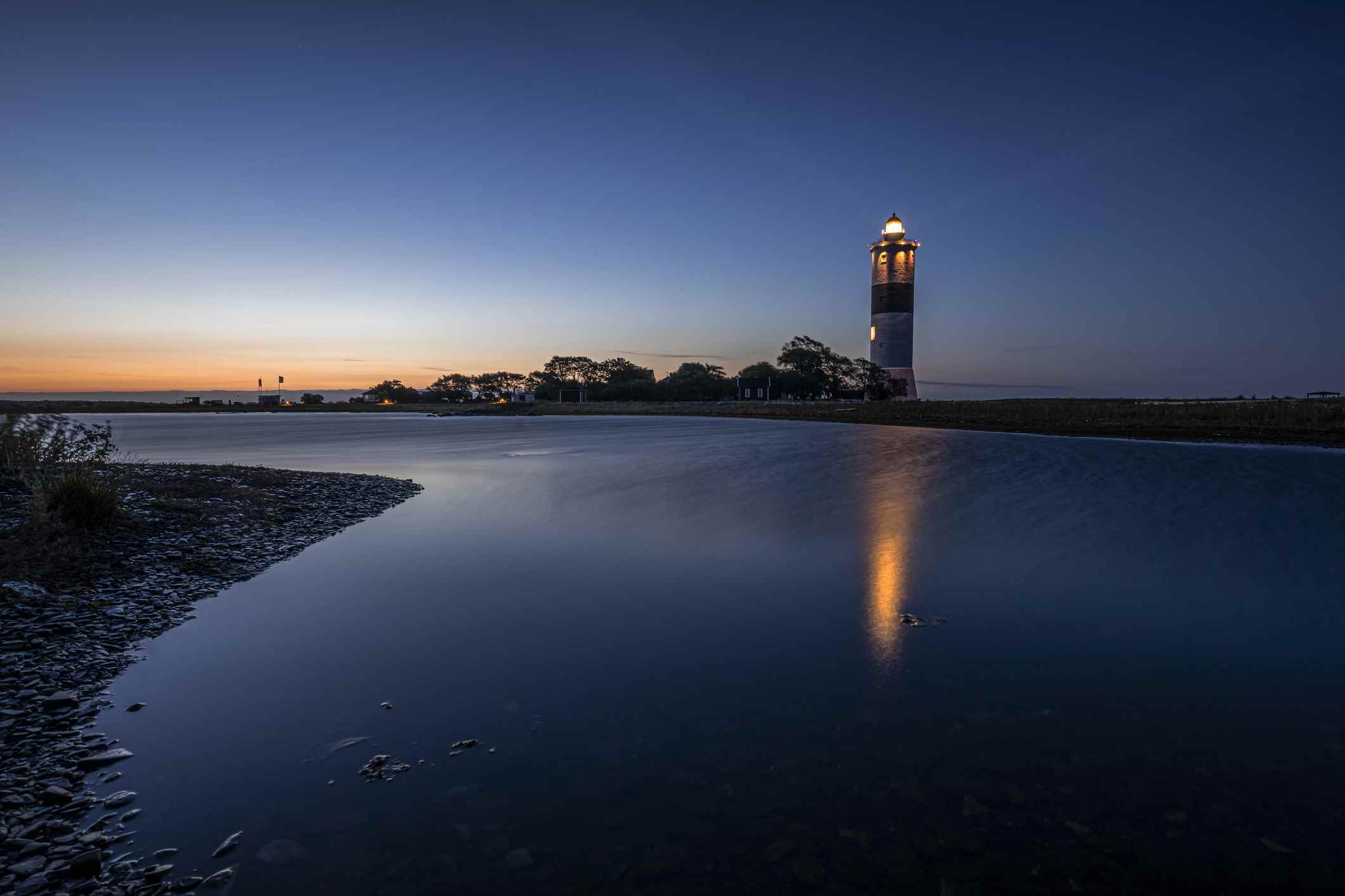 Alacakaranlıkta ışıklı deniz feneri, Öland, İsveç