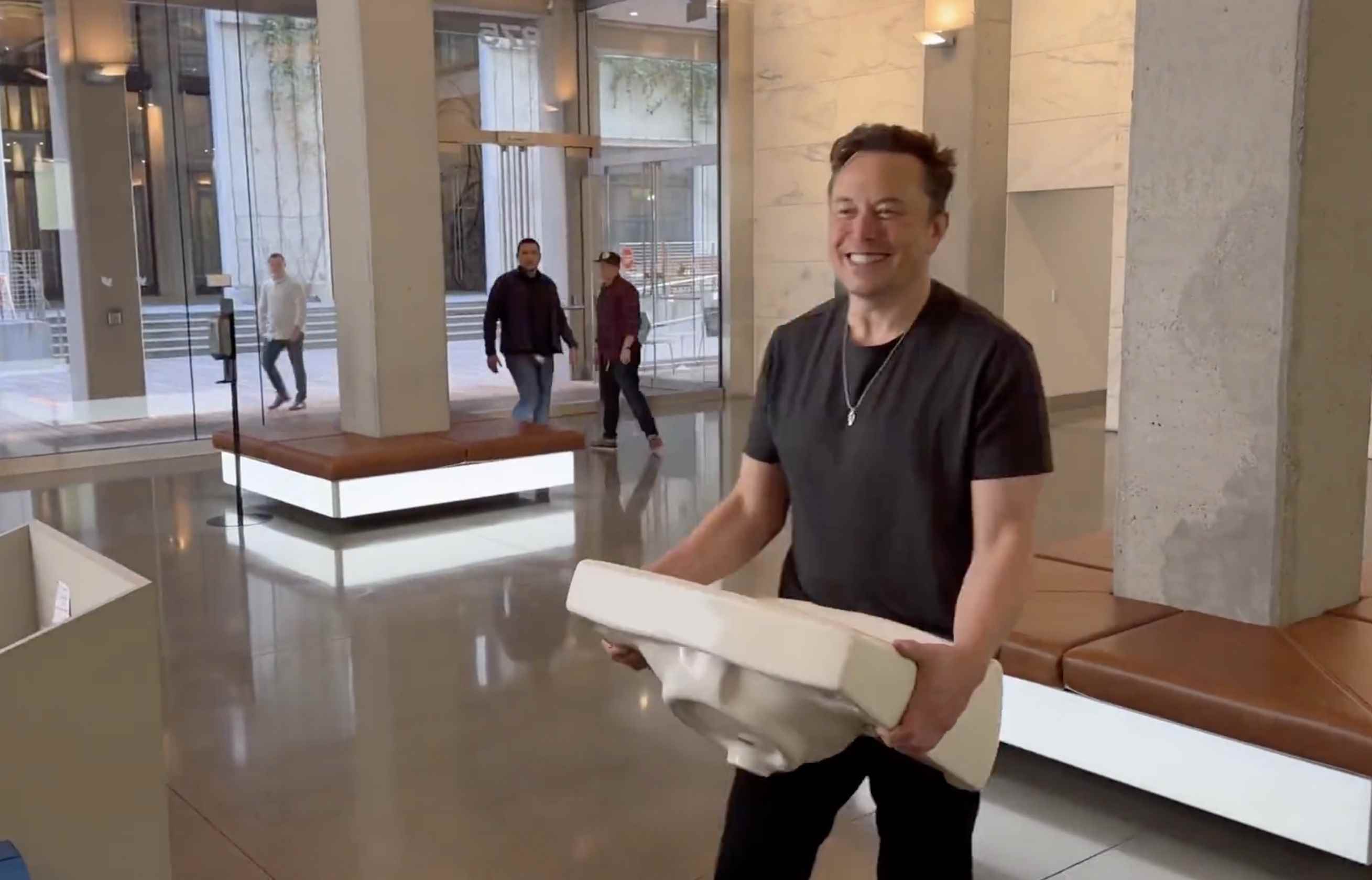 Elon Musk, Twitter HQ'ya bir lavabo taşıyor